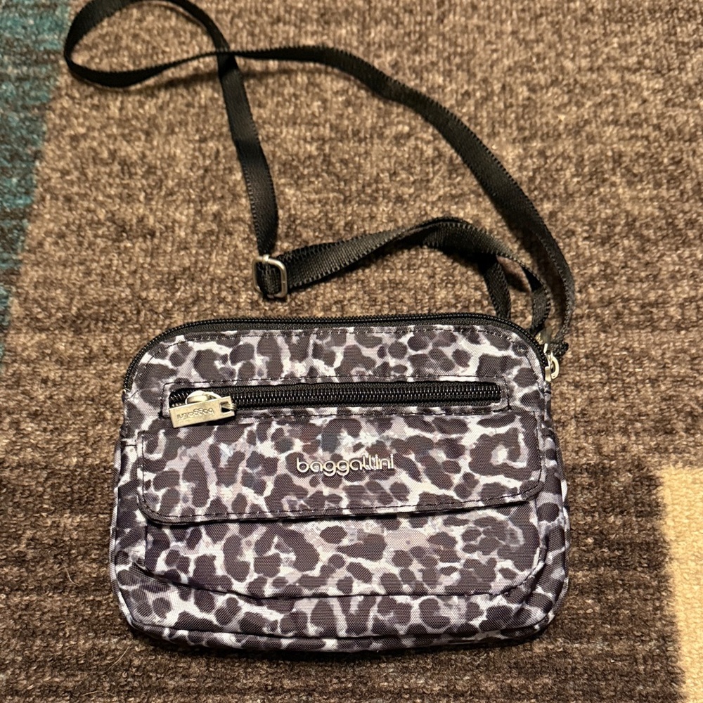 Baggallini Leopard Print Crossbody Bag - Black and Gray